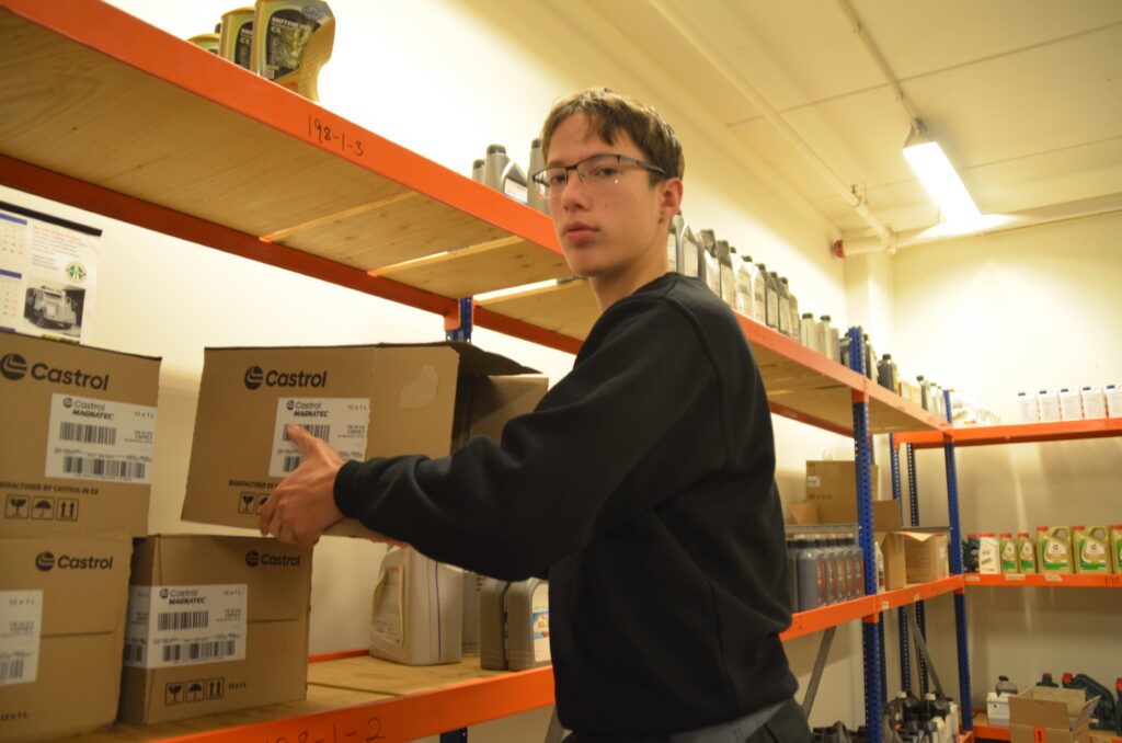 Jakov sorterer og rydder på delelageret.