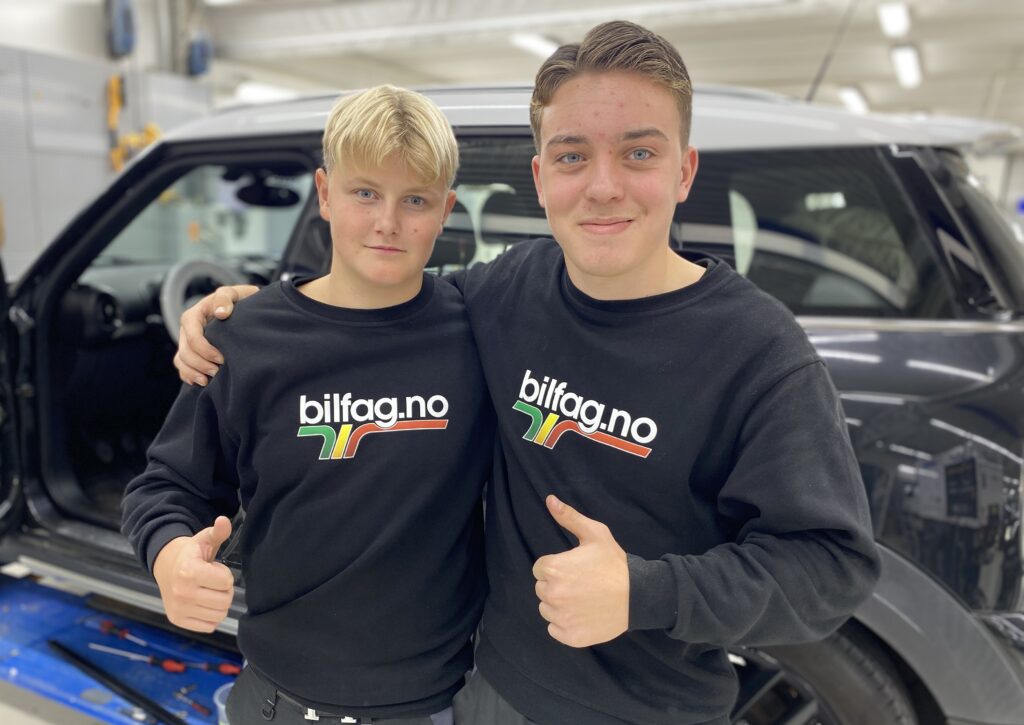 Snorre og Aron trivdes godt i jobben på Bilskadesenteret