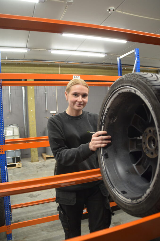 Silje (19) er lærling hos Motortechnik