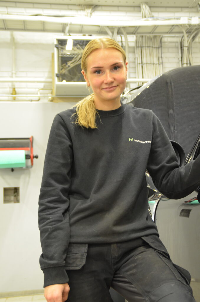 Silje (19) er lærling hos Motortechnik